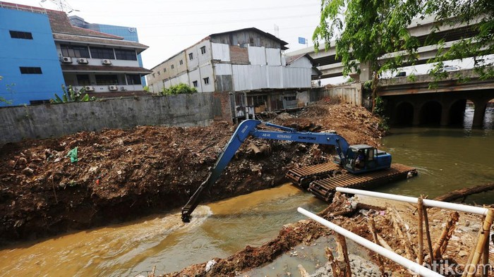 Normalisasi Kali Sunter Cipinang Melayu Pekerja menggunakan alat berat melakukan proses normalisasi kali sunter di Cipanang Melayu, Jakarta Timur, Jumat (16/9/2022). Proses normalisasi dengan mengeruk lumpur dan pelebaran sungai ini dilalukan guna mengantisipasi banjir yang kerap melanda kawasan cipinang melayu.
