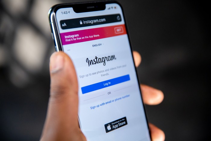 Ilustrasi online shop di Instagram.