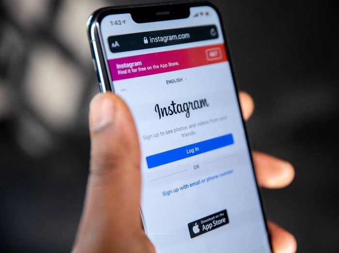 Ilustrasi online shop di Instagram.