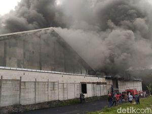 Pabrik Kertas di Malang Terbakar Diduga Karena Korsleting