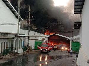 Pabrik Kertas di Malang Terbakar, Enam Mobil PMK Dikerahkan