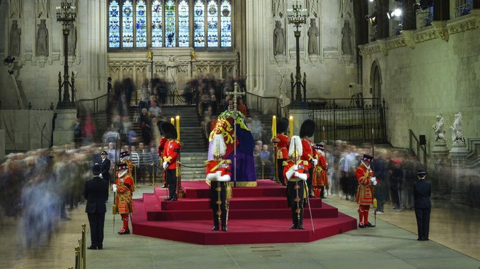Panjangnya Antrean Warga Beri Penghormatan ke Ratu Elizabeth II Jenazah Ratu Elizabeth II telah disemayamkan di Westminster Hall, London, Inggris. Antrean warga yang ingin memberikan penghormatan terakhir pun mengular panjang.