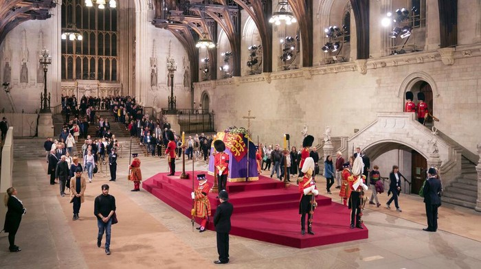 Panjangnya Antrean Warga Beri Penghormatan ke Ratu Elizabeth II Jenazah Ratu Elizabeth II telah disemayamkan di Westminster Hall, London, Inggris. Antrean warga yang ingin memberikan penghormatan terakhir pun mengular panjang.