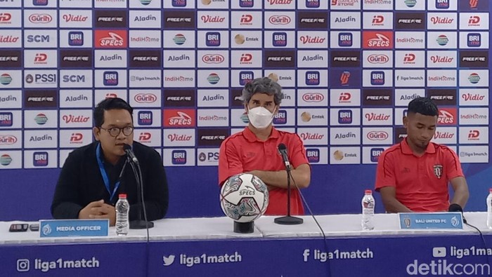 Pelatih Bali United Stefano Cugurra Teco saat konferensi pers pascalaga di Stadion Manahan Solo, Kamis (15/9/2022).