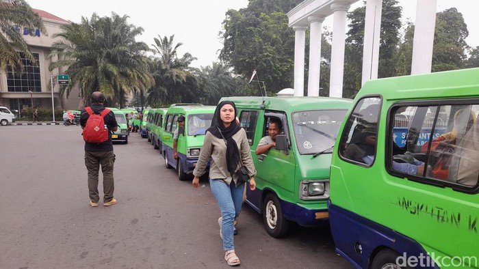 Pemkot Bogor memberikan Bantuan Langsung Tunai (BLT) kepada 2.650 orang sopir angkot dan ojek online (ojol) sebesar Rp 200 ribu selama 3 bulan. Sekertaris Daerah Kota Bogor Syarifah Sofiah memberi penjelasan (M Sholihin/detikcom)
