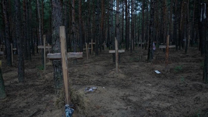 Sebuah kuburan massal berisi tentara Ukraina dan ratusan warga sipil tak dikenal ditemukan di hutan di wilayah Izium, Ukraina. Diketahui, lokasi ini baru saja direbut kembali oleh militer Ukraina dari Rusia.