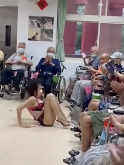Balon dan Secercah Harapan Warga Panti Jompo Warga panti jompo mengikuti acara keagamaan dengan tema ‘Secercah Harapan di pusat perawatan Schanzehof, Jerman. Balon penuh warna-warni pun mewarnai rumah mereka.