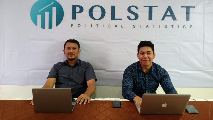 Peneliti senior POLSTAT Zaki Darmawan (kiri)