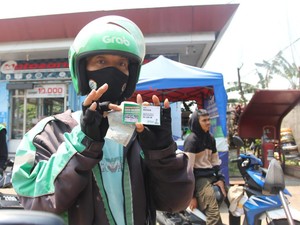 Relawan Sandiaga Uno Bagikan Voucher BBM Murah ke 500 Ojol di Bogor