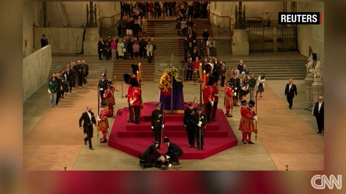 Penjaga Kerajaan pingsan saat menjaga peti mati Ratu Elizabeth II di Westminster Hall.