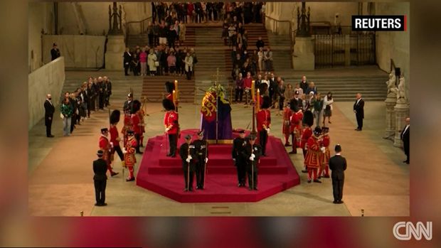 Penjaga Kerajaan pingsan saat menjaga peti mati Ratu Elizabeth II di Westminster Hall.
