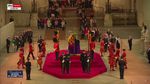 Momen Penjaga Kerajaan Pingsan di Depan Peti Mati Ratu Elizabeth II