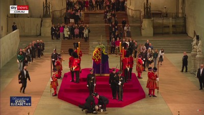 Momen Penjaga Kerajaan Pingsan di Depan Peti Mati Ratu Elizabeth II