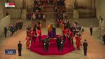 Momen Penjaga Kerajaan Pingsan di Depan Peti Mati Ratu Elizabeth II