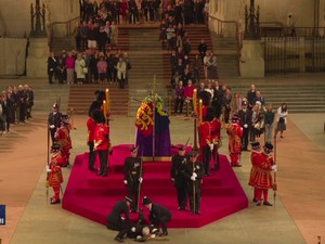 Penjaga Kerajaan Tiba-tiba Ambruk di Depan Peti Mati Ratu Elizabeth II