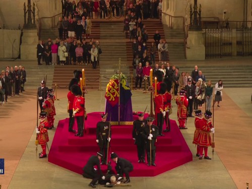 Penjaga peti mati Ratu Elizabeth II