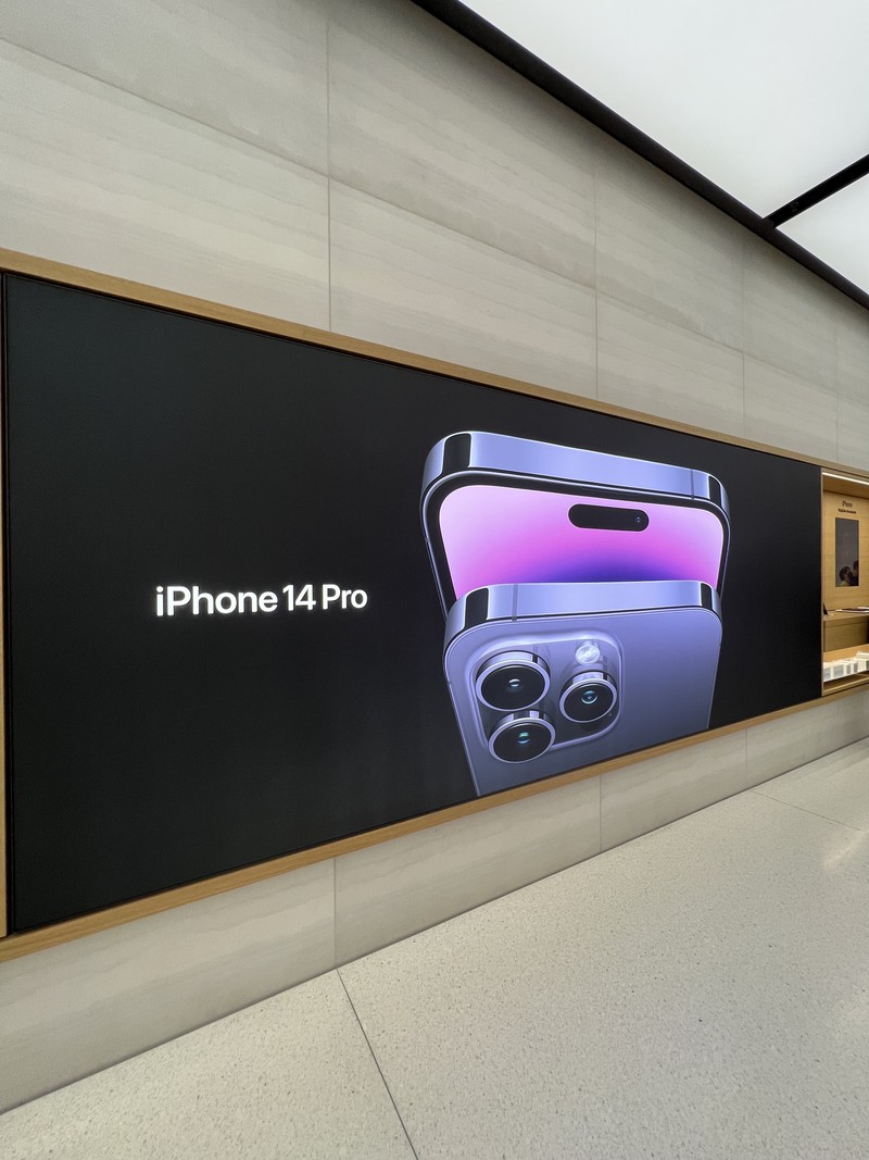 Penjualan iPhone 14 di Apple Orchard Singapura