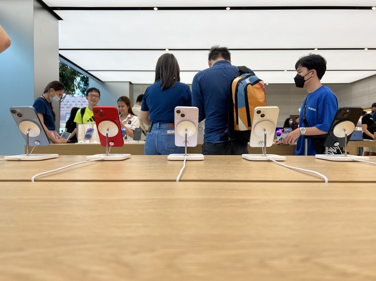 Penjualan iPhone 14 di Apple Orchard Singapura