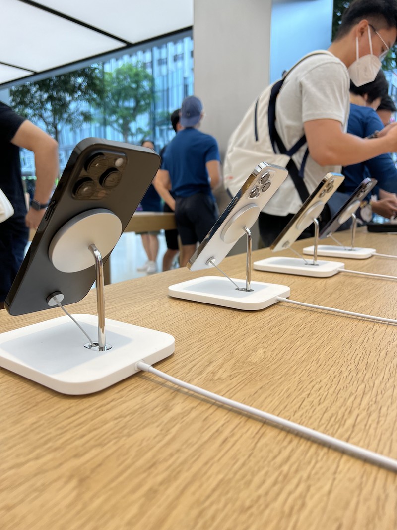 Penjualan iPhone 14 di Apple Orchard Singapura