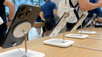 Apple telah memajang iPhone 14 Pro Max di tokonya untuk dicoba langsung oleh konsumen. Foto: Fendy/YouTuber Cupu