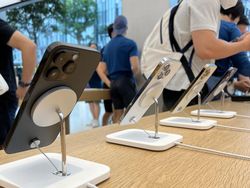 Aksi YouTuber Cupu Borong iPhone 14 Pro Max di Apple Store Singapura