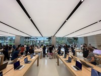 Penjualan iPhone 14 di Apple Orchard Singapura