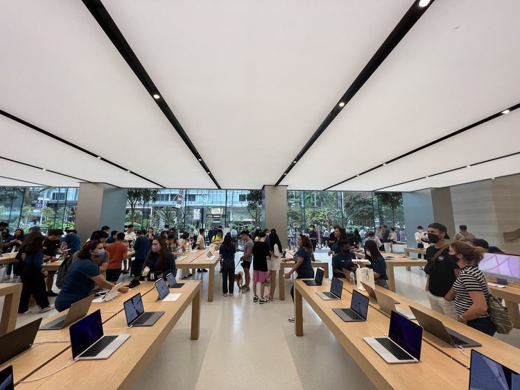 Penjualan iPhone 14 di Apple Orchard Singapura