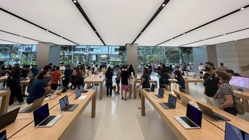 Para staf toko Apple langsung menyambut para pembeli. Foto: Fendy/YouTuber Cupu