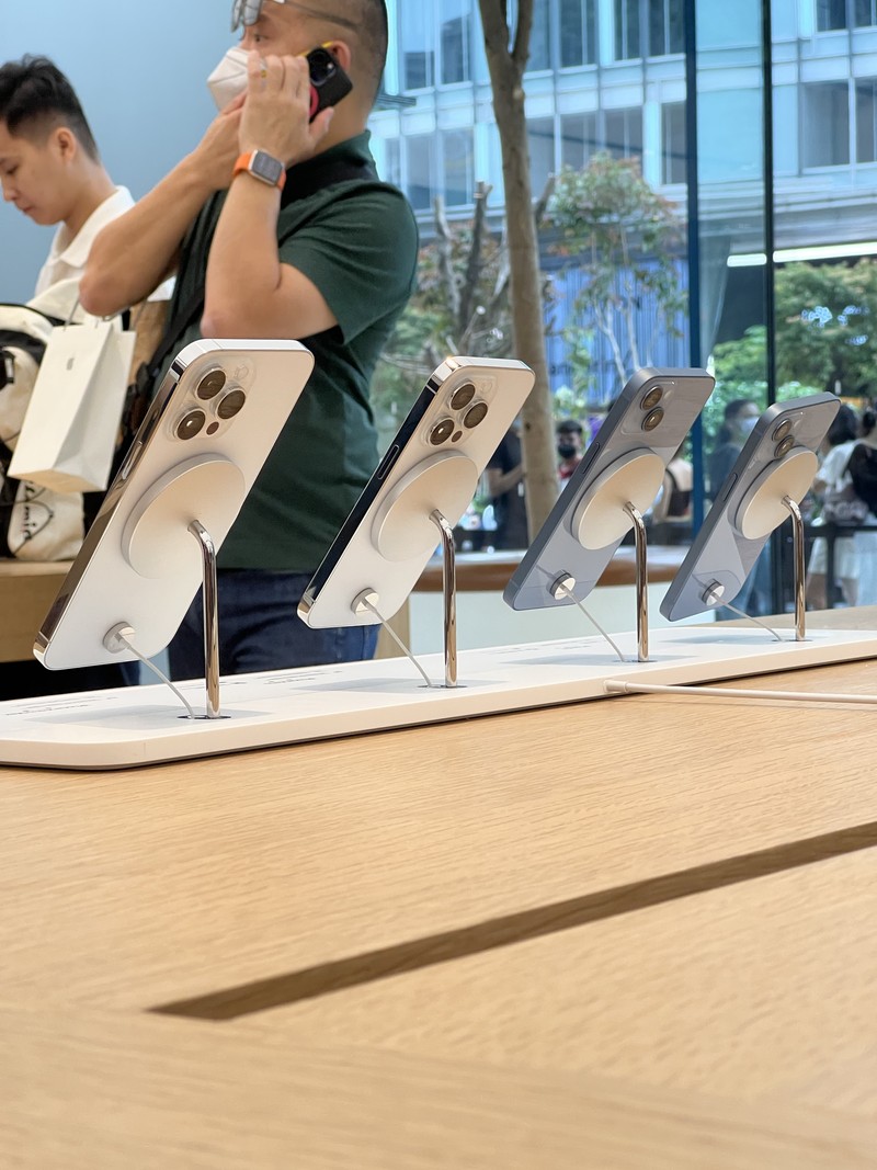 Penjualan iPhone 14 di Apple Orchard Singapura