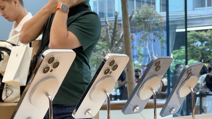 Penjualan iPhone 14 di Apple Orchard Singapura