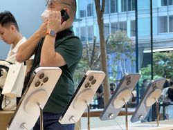 Aksi YouTuber Cupu Borong iPhone 14 Pro Max di Apple Store Singapura
