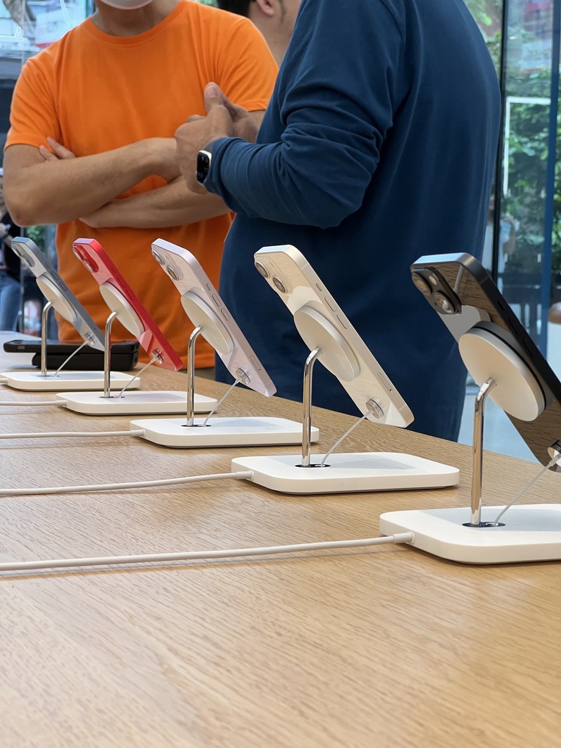 Penjualan iPhone 14 di Apple Orchard Singapura