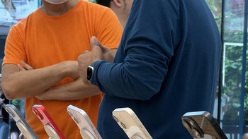 Semua warna iPhone 14 dipajang di Apple Orchard. Foto: Fendy/YouTuber Cupu