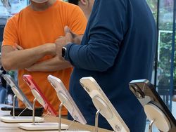 Aksi YouTuber Cupu Borong iPhone 14 Pro Max di Apple Store Singapura