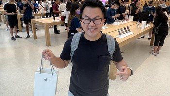 Fendy alias YouTuber Cupu ikut preorder iPhone 14 Pro Max Deep Purple. Foto: Fendy/YouTuber Cupu  