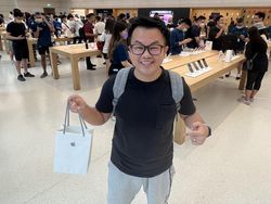 Aksi YouTuber Cupu Borong iPhone 14 Pro Max di Apple Store Singapura