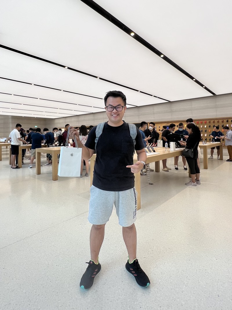 Penjualan iPhone 14 di Apple Orchard Singapura