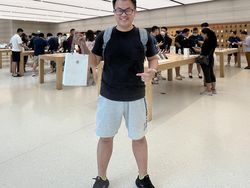 Aksi YouTuber Cupu Borong iPhone 14 Pro Max di Apple Store Singapura