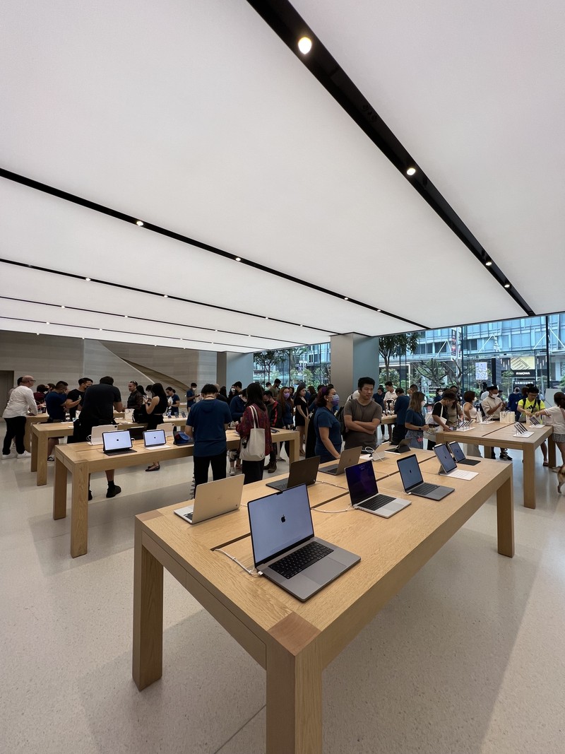Penjualan iPhone 14 di Apple Orchard Singapura