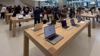 Suasana penjualan perdana iPhone 14, iPhone 14 Pro dan iPhone 14 Pro Max di Apple Orchard, Singapura. Foto: Fendy/YouTuber Cupu
