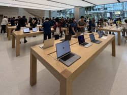 Aksi YouTuber Cupu Borong iPhone 14 Pro Max di Apple Store Singapura