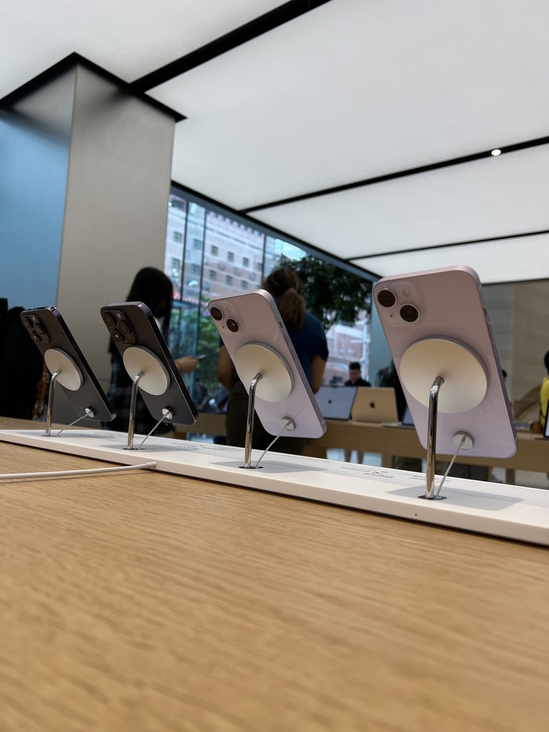 Penjualan iPhone 14 di Apple Orchard Singapura