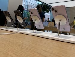 Aksi YouTuber Cupu Borong iPhone 14 Pro Max di Apple Store Singapura