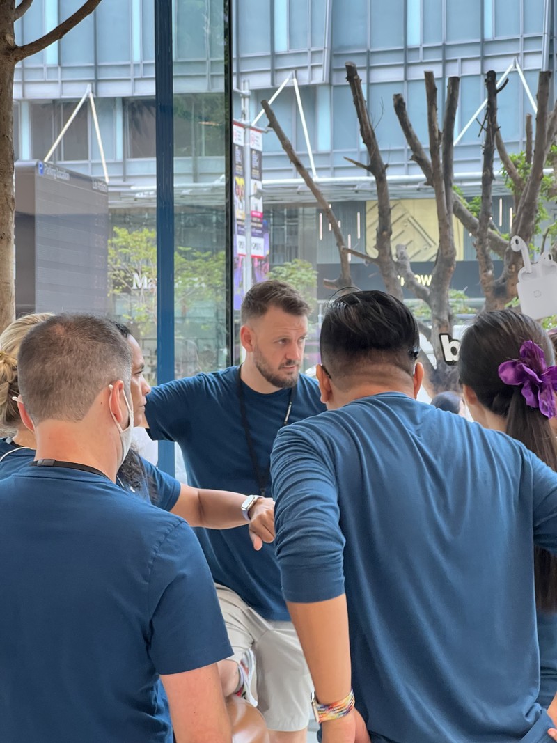 Penjualan iPhone 14 di Apple Orchard Singapura