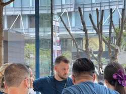 Aksi YouTuber Cupu Borong iPhone 14 Pro Max di Apple Store Singapura