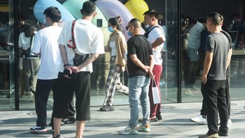 Mereka mengantre sembari melihat-lihat iPhone 14 yang sudah dipajang. Foto: Getty Images