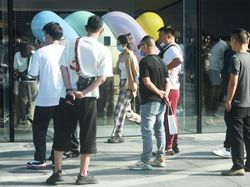 iPhone 14 Mulai Dijual, Fanboy Berbondong ke Apple Store