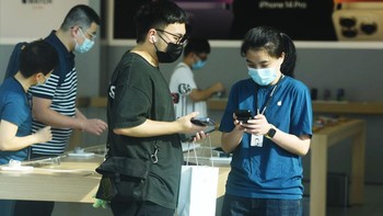 Seorang fanboy Apple berkonsultasi dengan penjaga Apple Store. Foto: Getty Images
