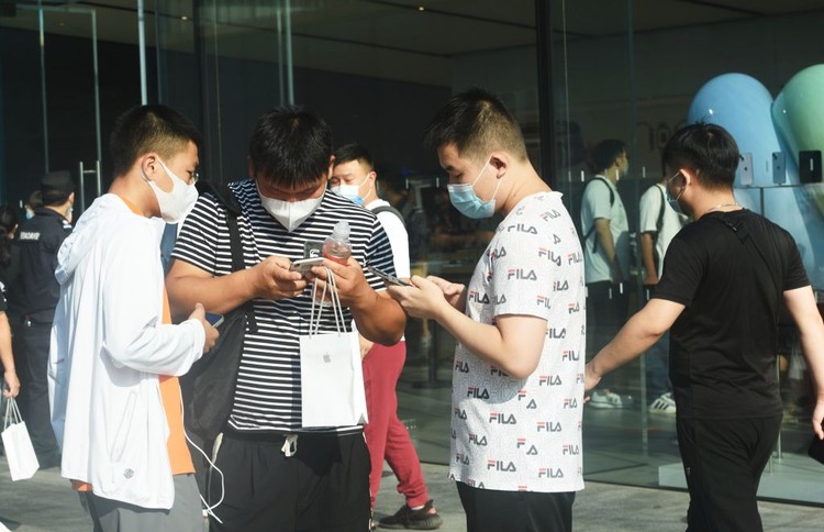 Penjualan perdana iPhone 14 Penjualan perdana iPhone 14