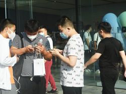 iPhone 14 Mulai Dijual, Fanboy Berbondong ke Apple Store